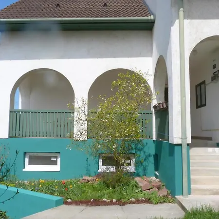 Labdarozsa Apartmanhouse